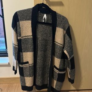 Black & beige checkered cardigan - New!
